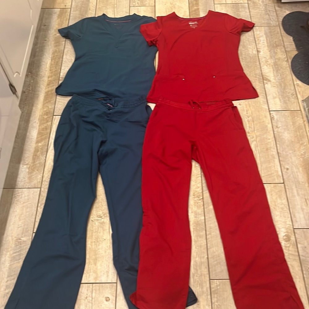 Two sets Healing Hands Purple Label Scrubs Médium with minor blemishes